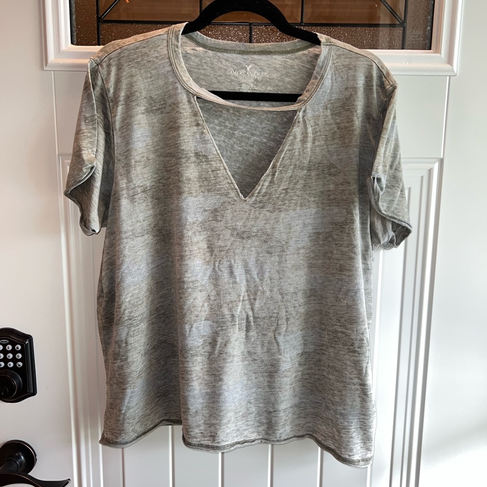 American Eagle Camo Vneck T-shirt Size XLarge